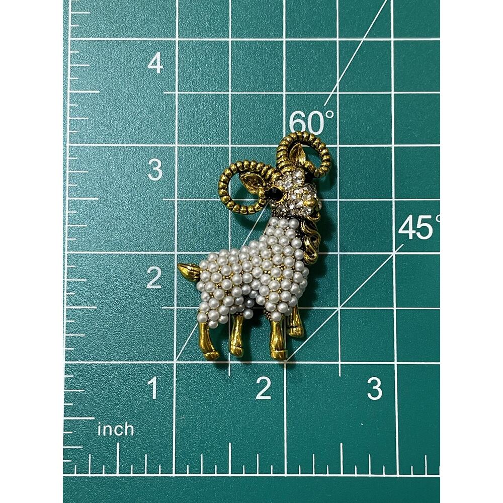 NWOT Ram Sheep Brooch Pin Gold Tone White Pearl Rhinestone Wool Yarn Lovers - Picture 3 of 3